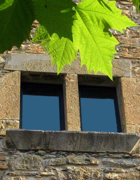 Fenetre pierre à Ospitalea Commanderie à Irissarry au Pays basque