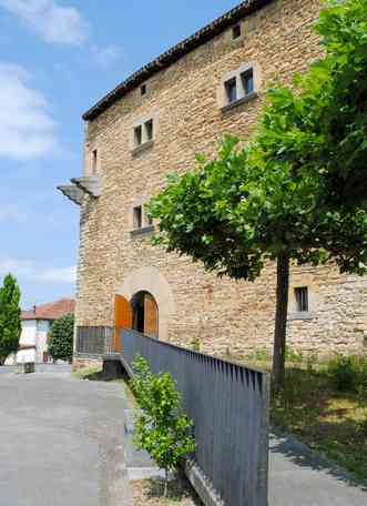 Visite solo Façade Ospitalea Commanderie Irissarry au Pays basque